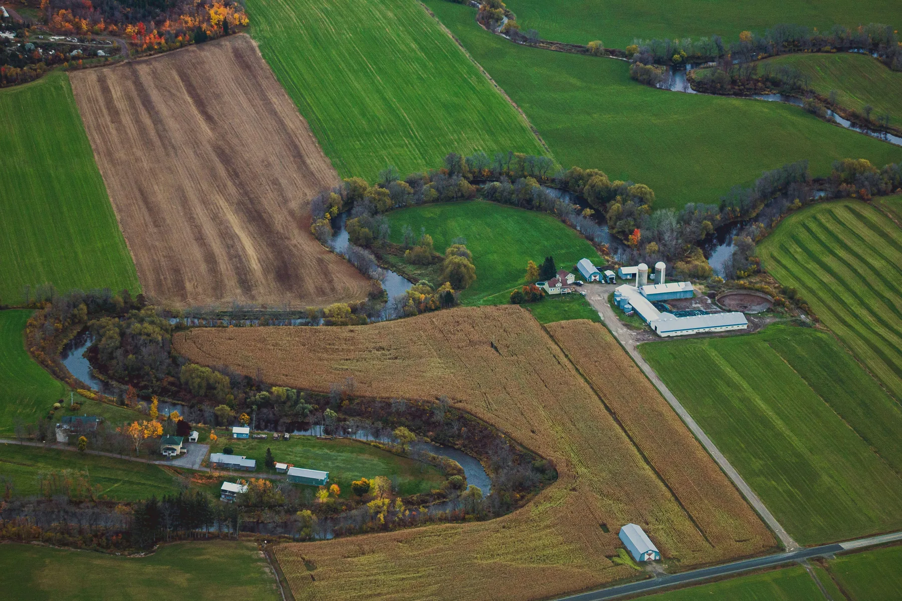 Territoire agricole traversé par un cours d’eau au Québec